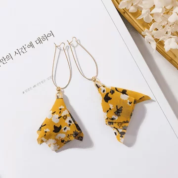 雪紡碎花瓣×吊墜耳勾×亮黃