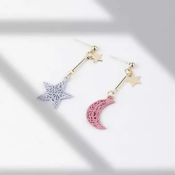 藍星粉月鏤空編織&times;不對稱吊墜耳環