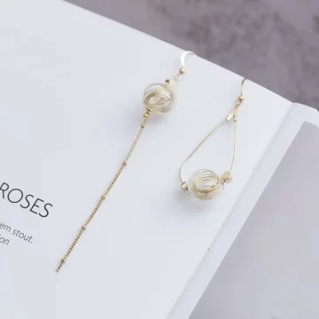 金屬鏤空玻璃球×不對稱吊墜耳勾