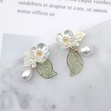 綠葉小白花水滴珍珠&times;吊墜耳環