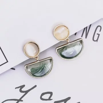 半圓煙綠泫染貓眼石&times;螺旋耳夾