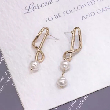 金屬不規則線條珍珠&times;不對稱吊墜耳環