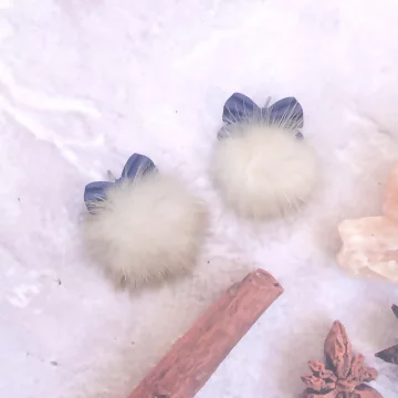 藍領結毛毛球&times;吊墜耳環