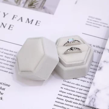 絲絨六角型&times;適用對戒&times;絨布盒&times;白色