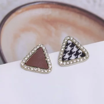 千鳥黑咖三角型&times;不對稱耳環