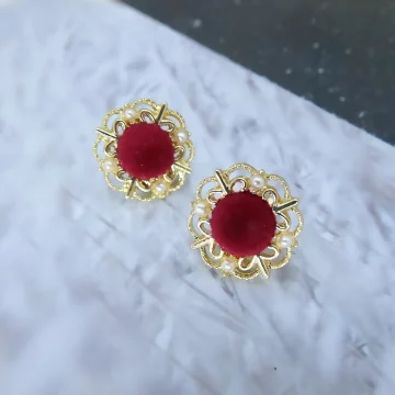 紅絲絨小珍珠&times;三角耳夾