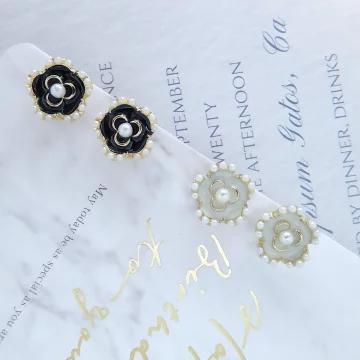 小香風珍珠山茶花×螺旋耳夾×共二色