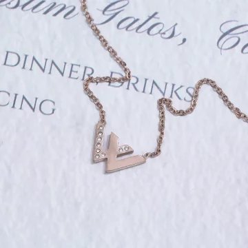 316鋼飾×經典W字母×鎖骨項鍊×玫瑰金