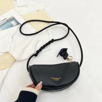 麻花背帶皮質小斜包&times;斜背包&times;黑色