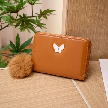 亮漆皮革白蝴蝶毛球×拉鍊短皮夾×棕咖