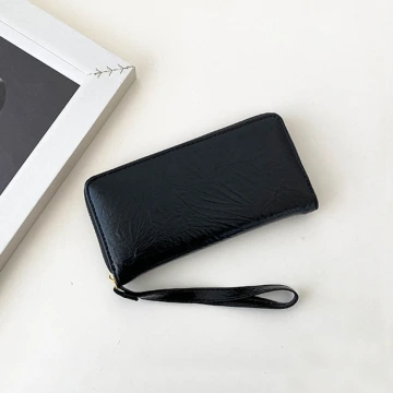 爆裂紋亮面×手拿拉鍊長皮夾×黑色