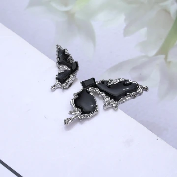 黑蝴蝶×不對稱吊墜耳環