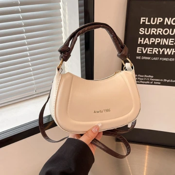 白色月牙皮革×鍊條斜背包×棕咖