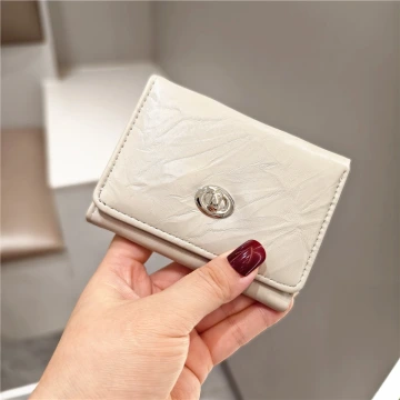 極簡皺紋皮革×三折短皮夾×白色