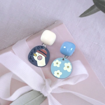 加油鴨藍色小花×不對稱蚊香盤U型耳夾