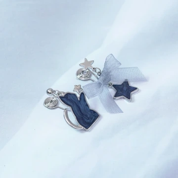 炫藍貓咪蝴蝶結星星&times;不對稱蚊香盤U型耳夾