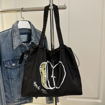 大蘋果印花束口袋&times;肩背包&times;黑色