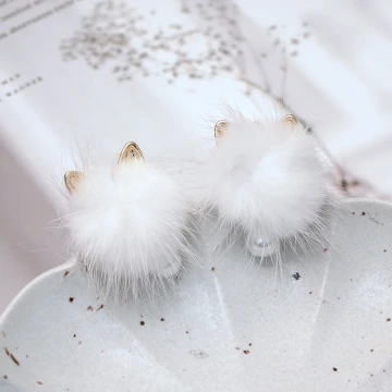 毛絨絨小白貓&times;蚊香盤U型耳夾