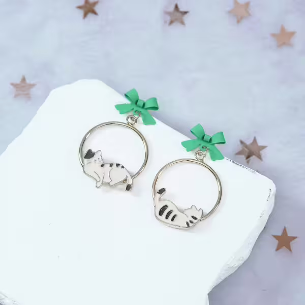 慵懶的貓咪×不對稱蚊香盤U型耳夾