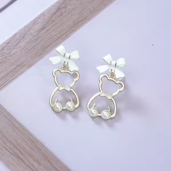 白蝴蝶結小熊輪廓珍珠×吊墜耳環