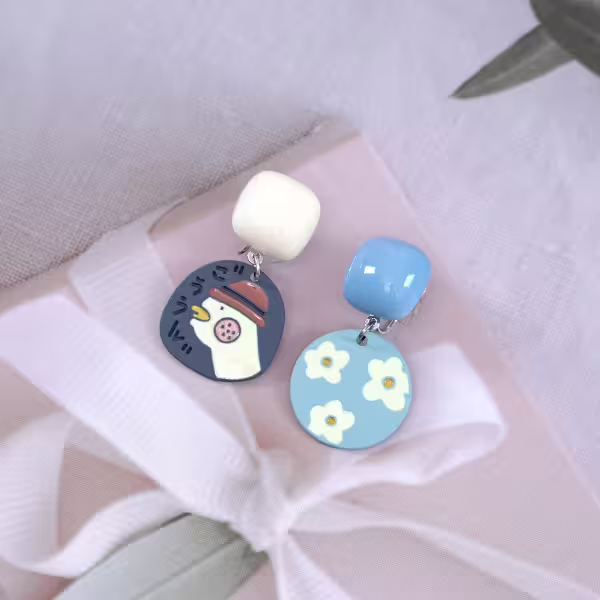 加油鴨藍色小花×不對稱蚊香盤U型耳夾