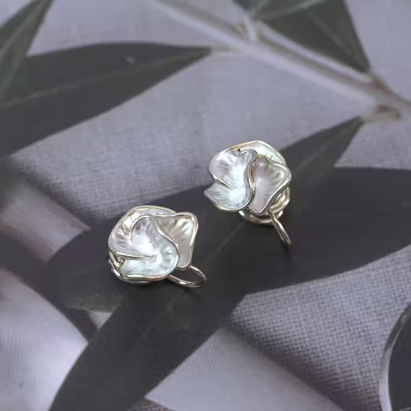 純白山茶花×不對稱蚊香盤U型耳夾