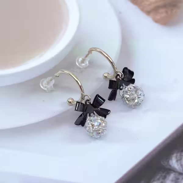 黑領結C字輕奢晶鑽球×吊墜耳環