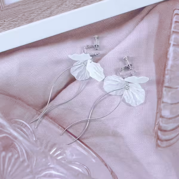 白花瓣波浪線條×螺旋耳夾
