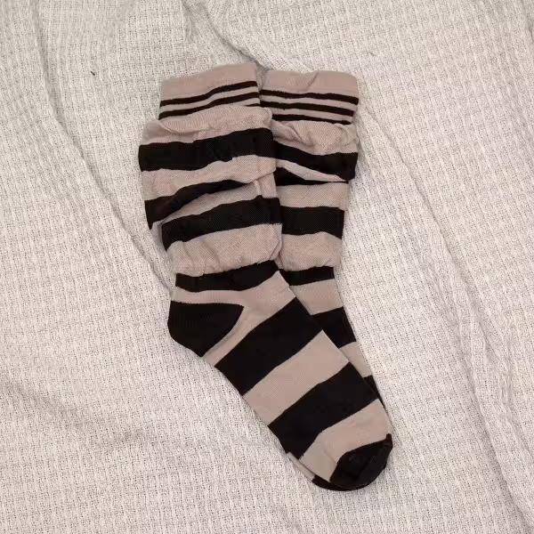 雙層條紋假兩件&times;中筒襪&times;棕咖
