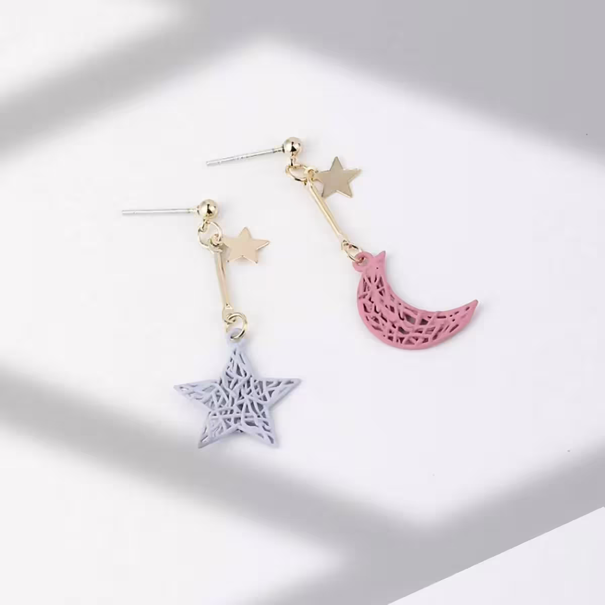 藍星粉月鏤空編織&times;不對稱吊墜耳環-第4張