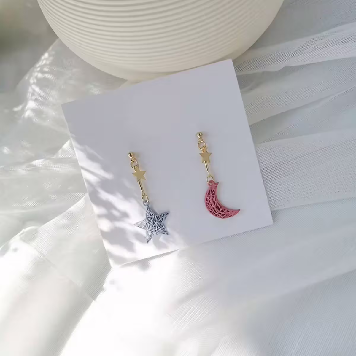 藍星粉月鏤空編織&times;不對稱吊墜耳環-第5張