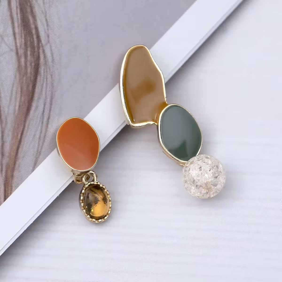 撞色顏料點點&times;不對稱三角耳夾-第1張