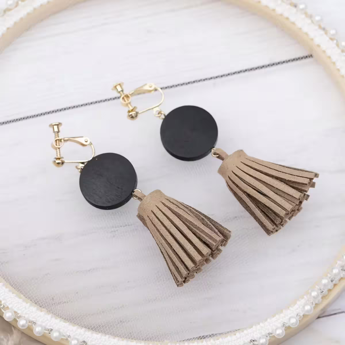 麂皮流蘇黑色圓木&times;螺旋耳夾-第4張