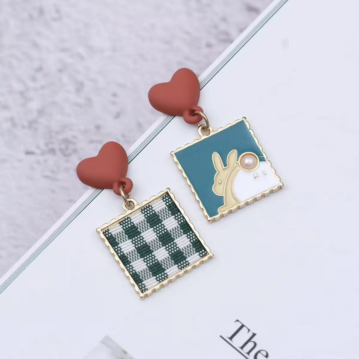 紅心兔子綠格紋×不對稱吊墜耳環-第1張