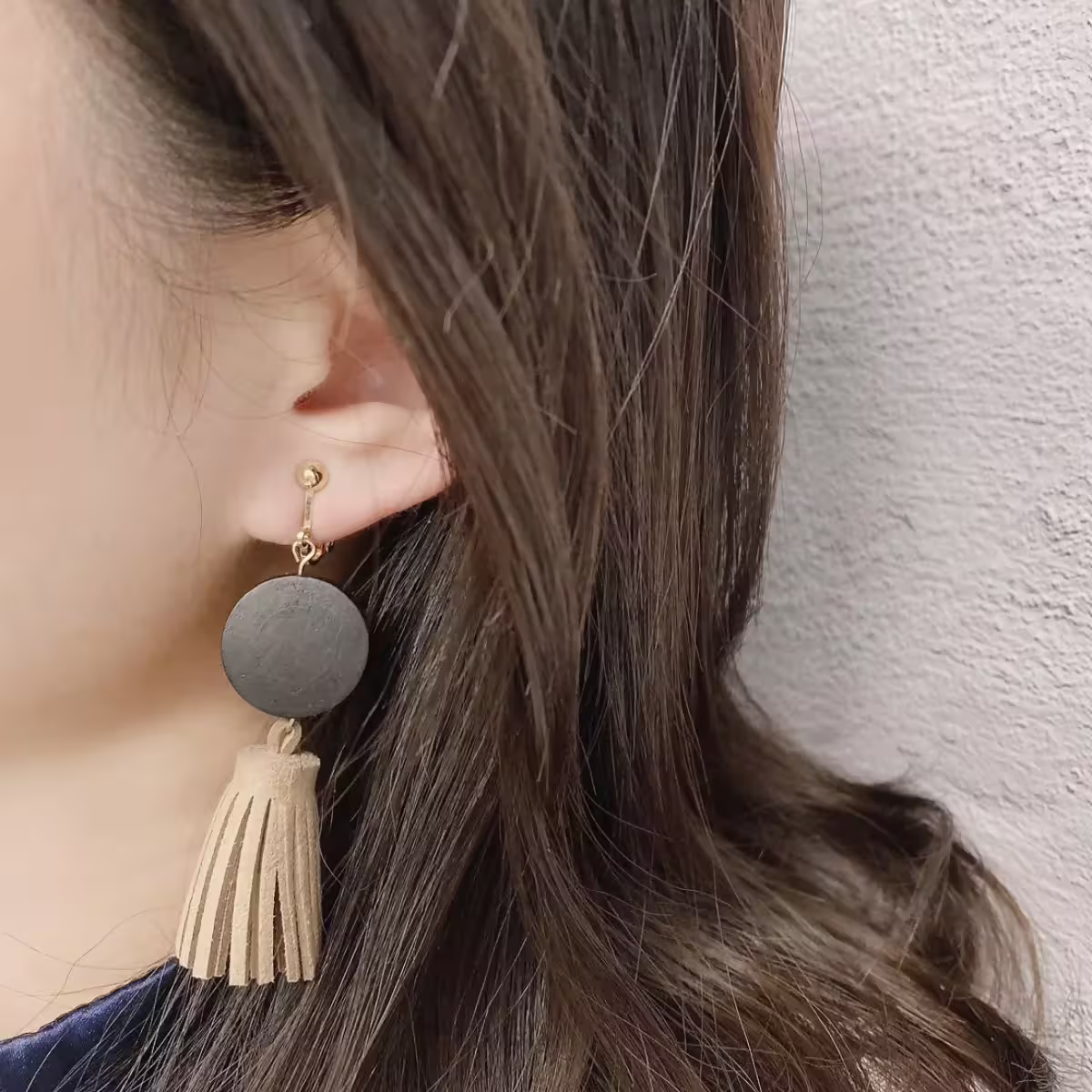 麂皮流蘇黑色圓木&times;螺旋耳夾-第2張