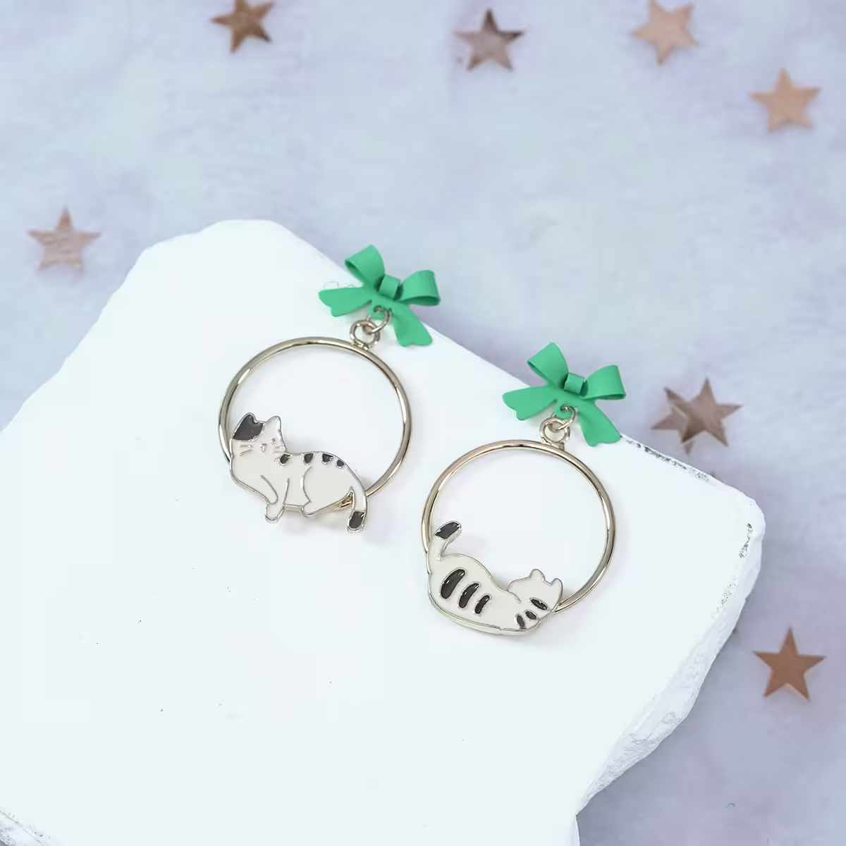 慵懶的貓咪×不對稱吊墜耳環-第1張