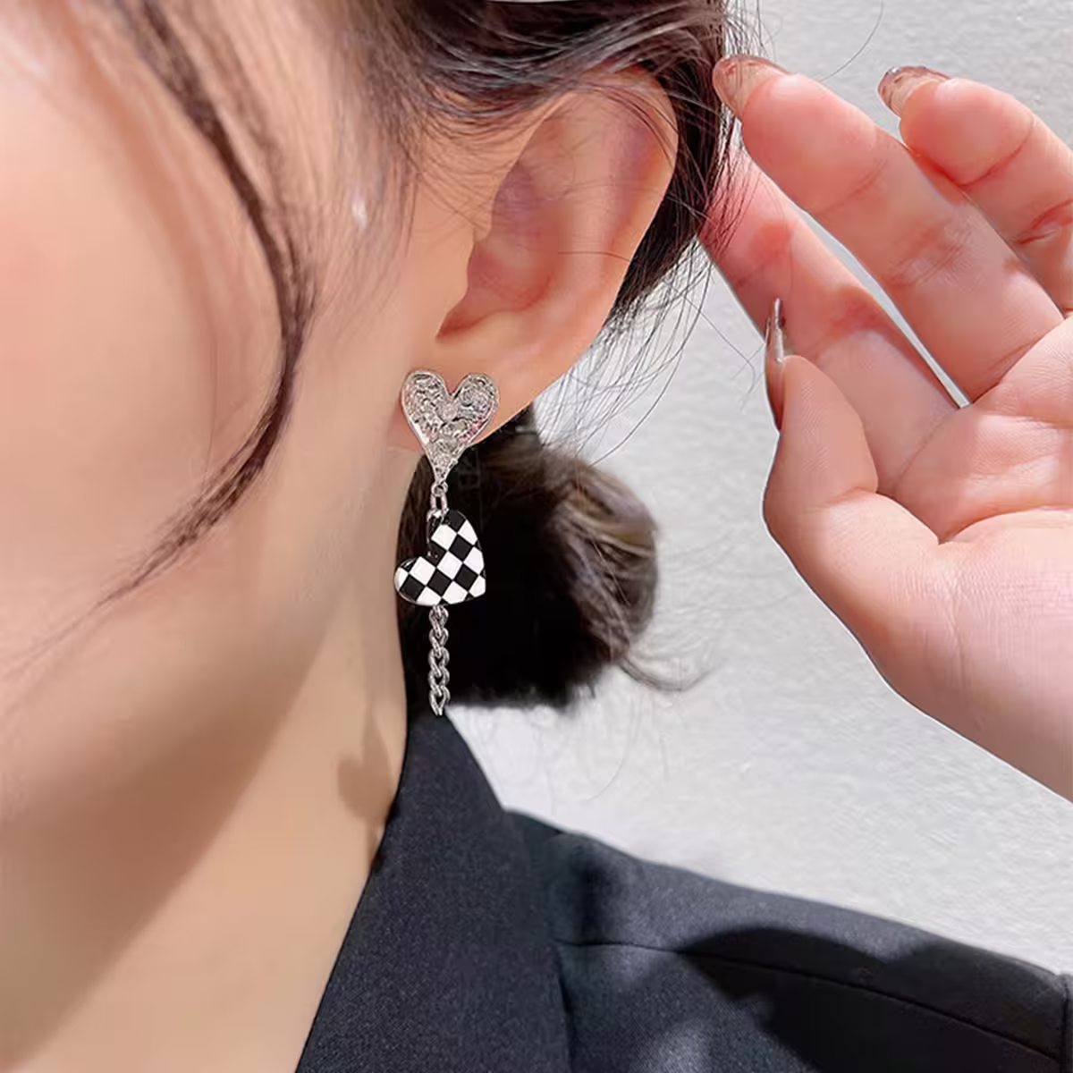 黑白格紋小熊愛心×不對稱蚊香盤U型耳夾-第5張