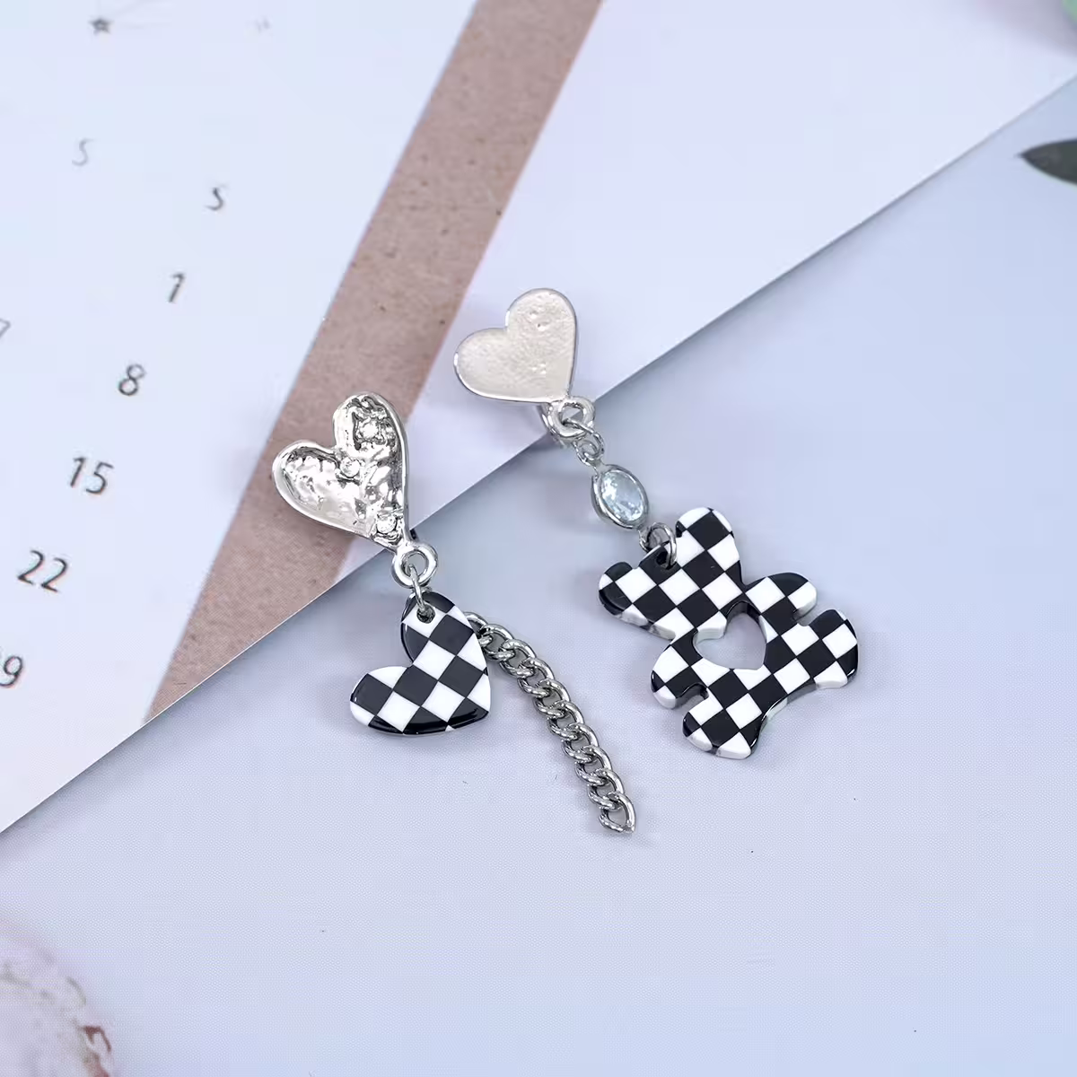 黑白格紋小熊愛心×不對稱蚊香盤U型耳夾-第1張