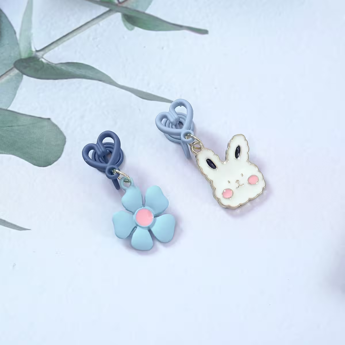 愛心棉花糖兔兔藍花×不對稱蚊香盤U型耳夾-第1張