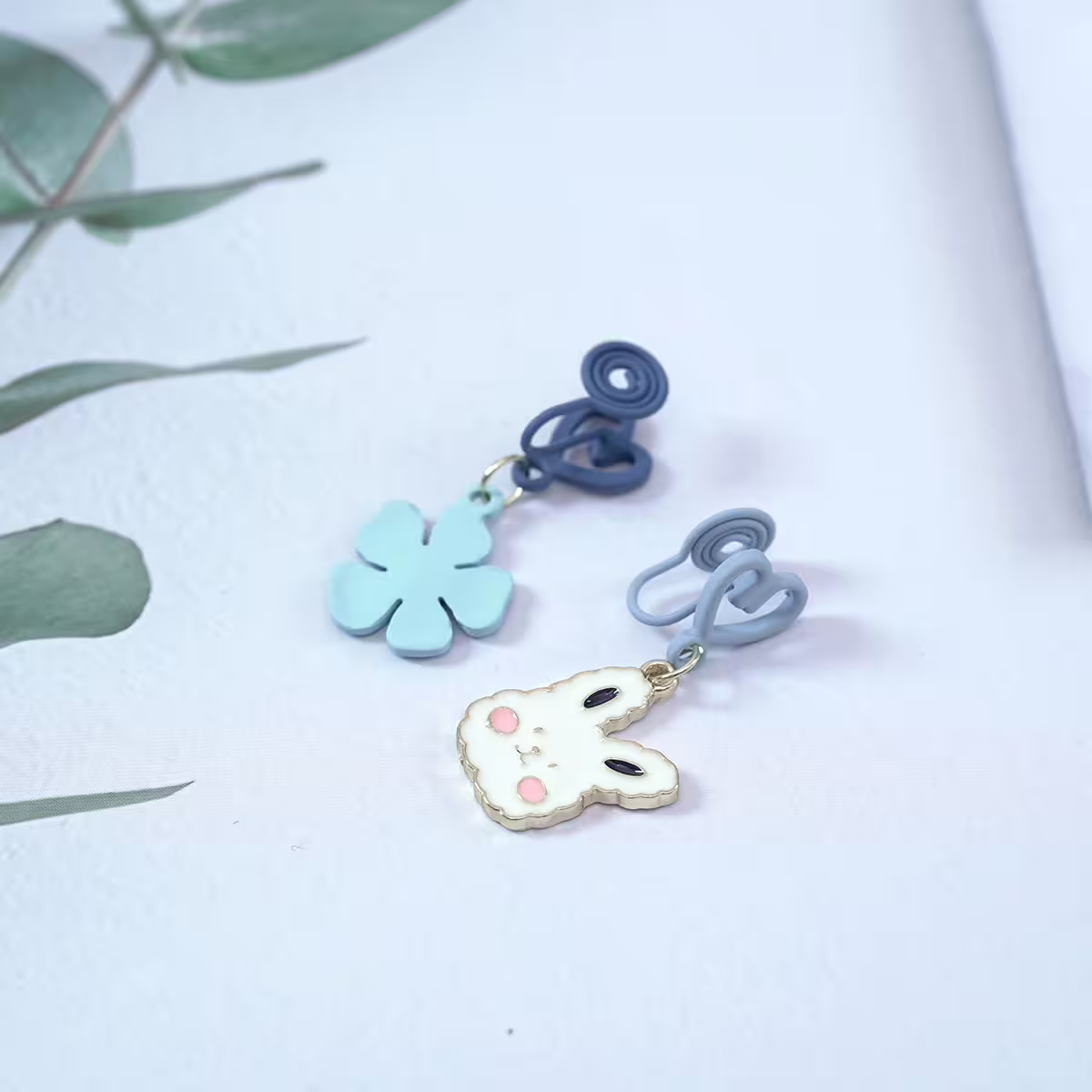 愛心棉花糖兔兔藍花×不對稱蚊香盤U型耳夾-第2張