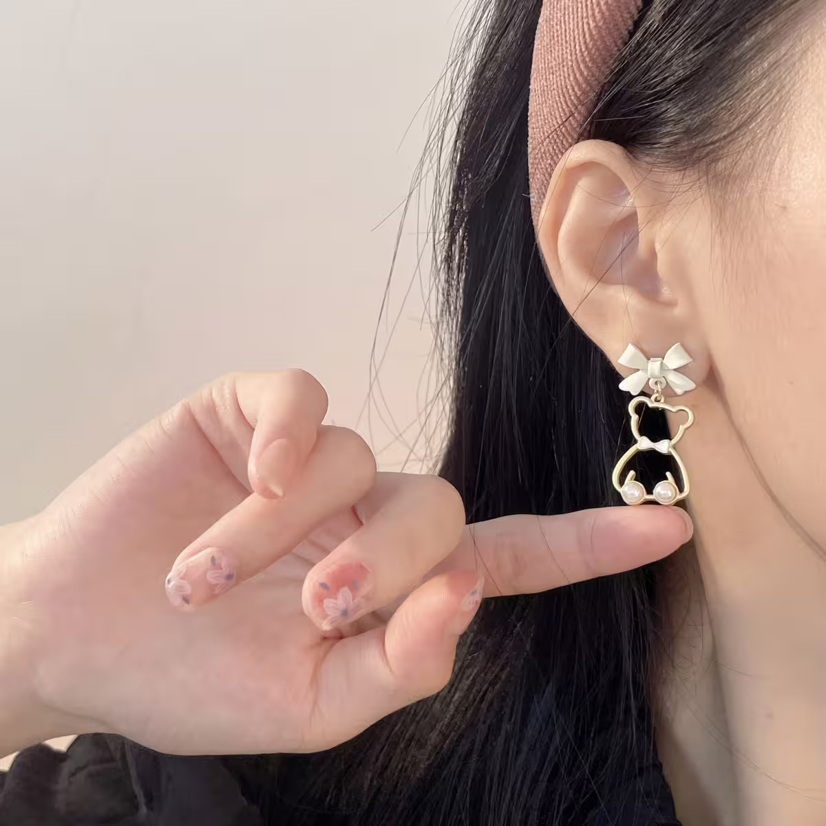 白蝴蝶結小熊輪廓珍珠×三角耳夾-第6張