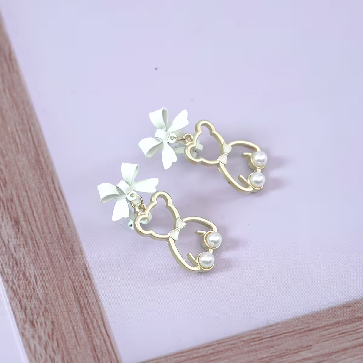 白蝴蝶結小熊輪廓珍珠×三角耳夾-第2張