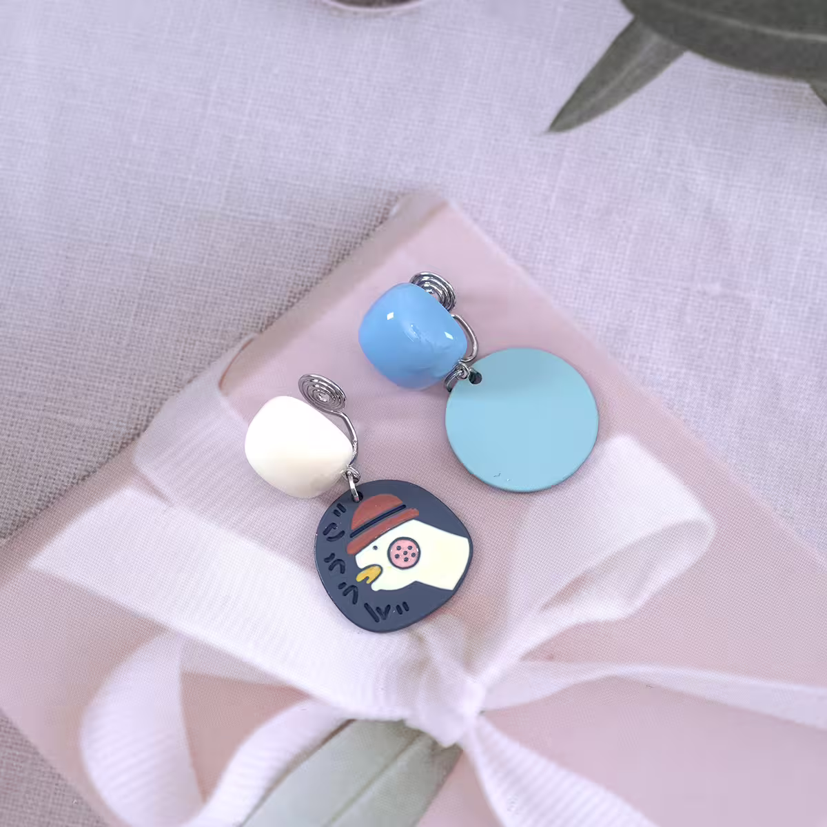 加油鴨藍色小花×不對稱蚊香盤U型耳夾-第3張