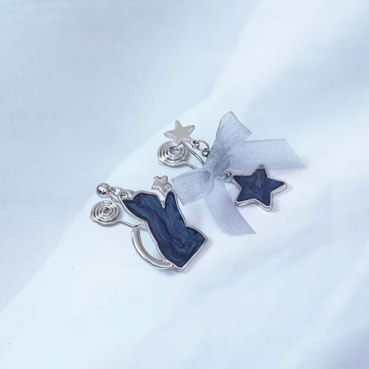 炫藍貓咪蝴蝶結星星×不對稱蚊香盤U型耳夾-第1張