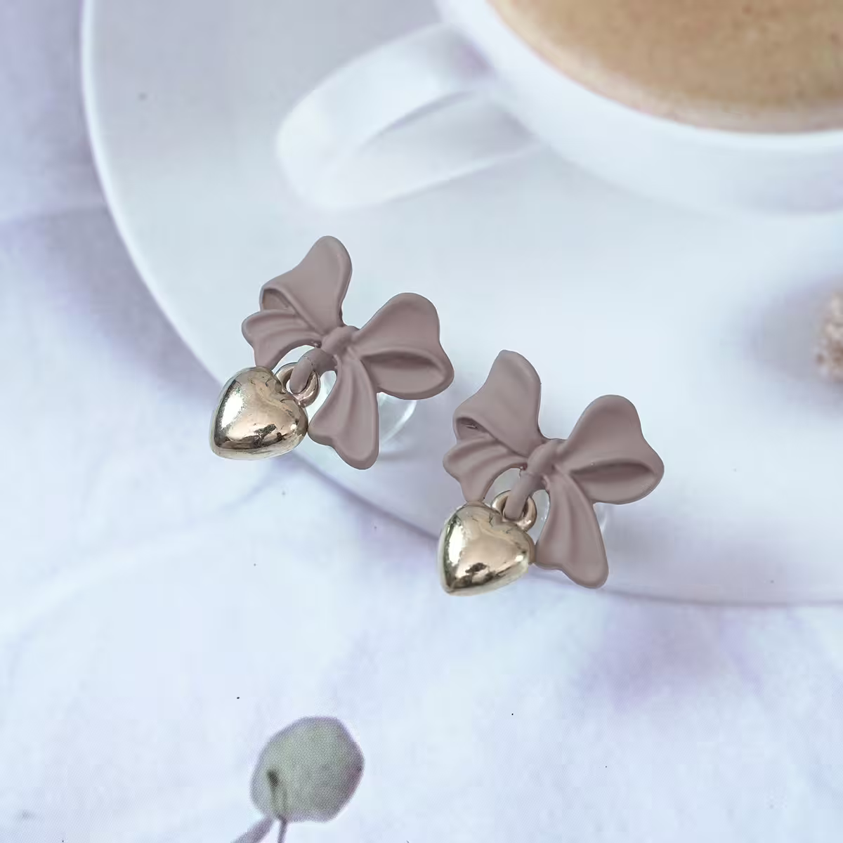 棕咖領結金色愛心×吊墜耳環-第1張