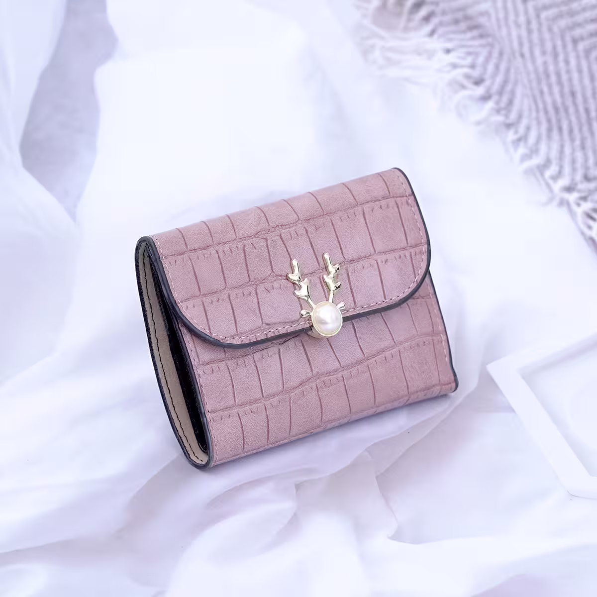小鹿珍珠鱷魚紋皮革×三折短皮夾×粉紅-第1張