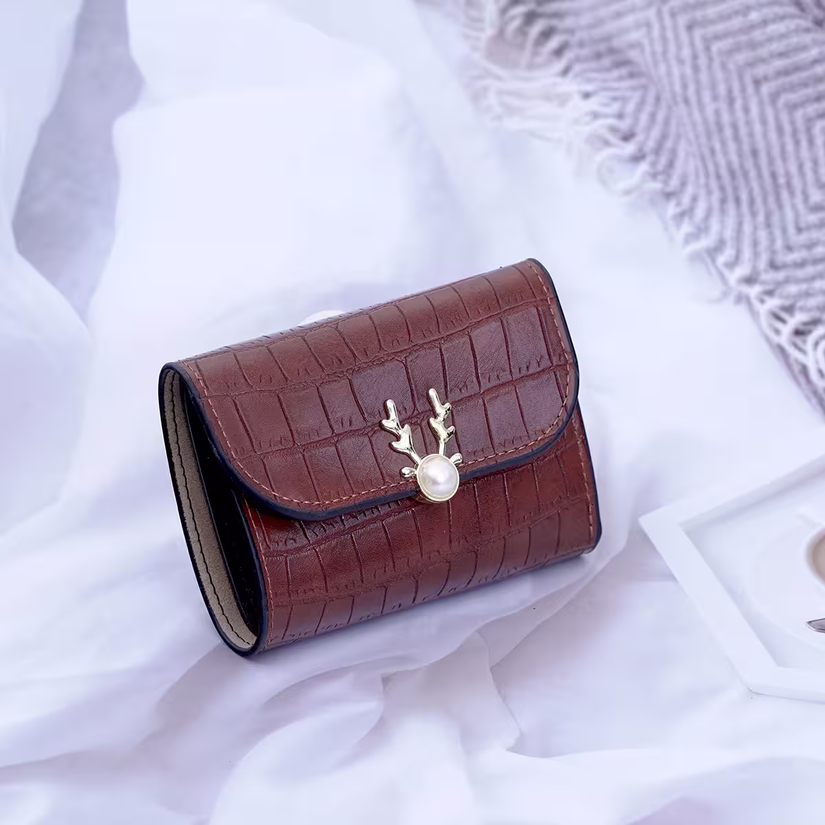 小鹿珍珠鱷魚紋皮革×三折短皮夾×棕咖-第1張