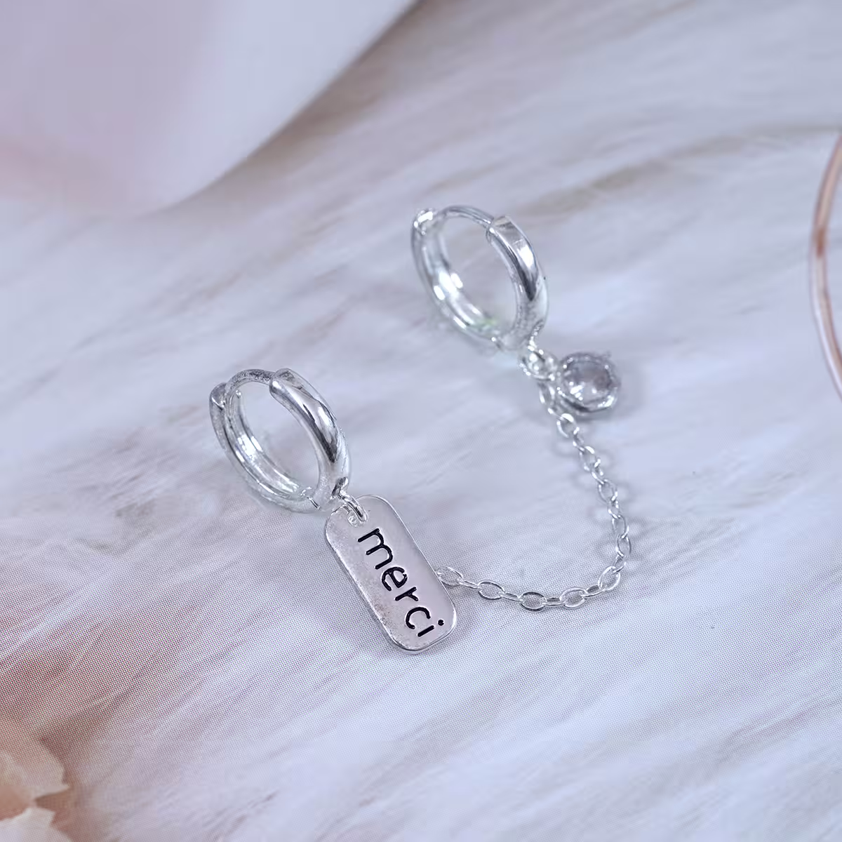 字母吊牌單鑽×單邊相連耳釦-第1張