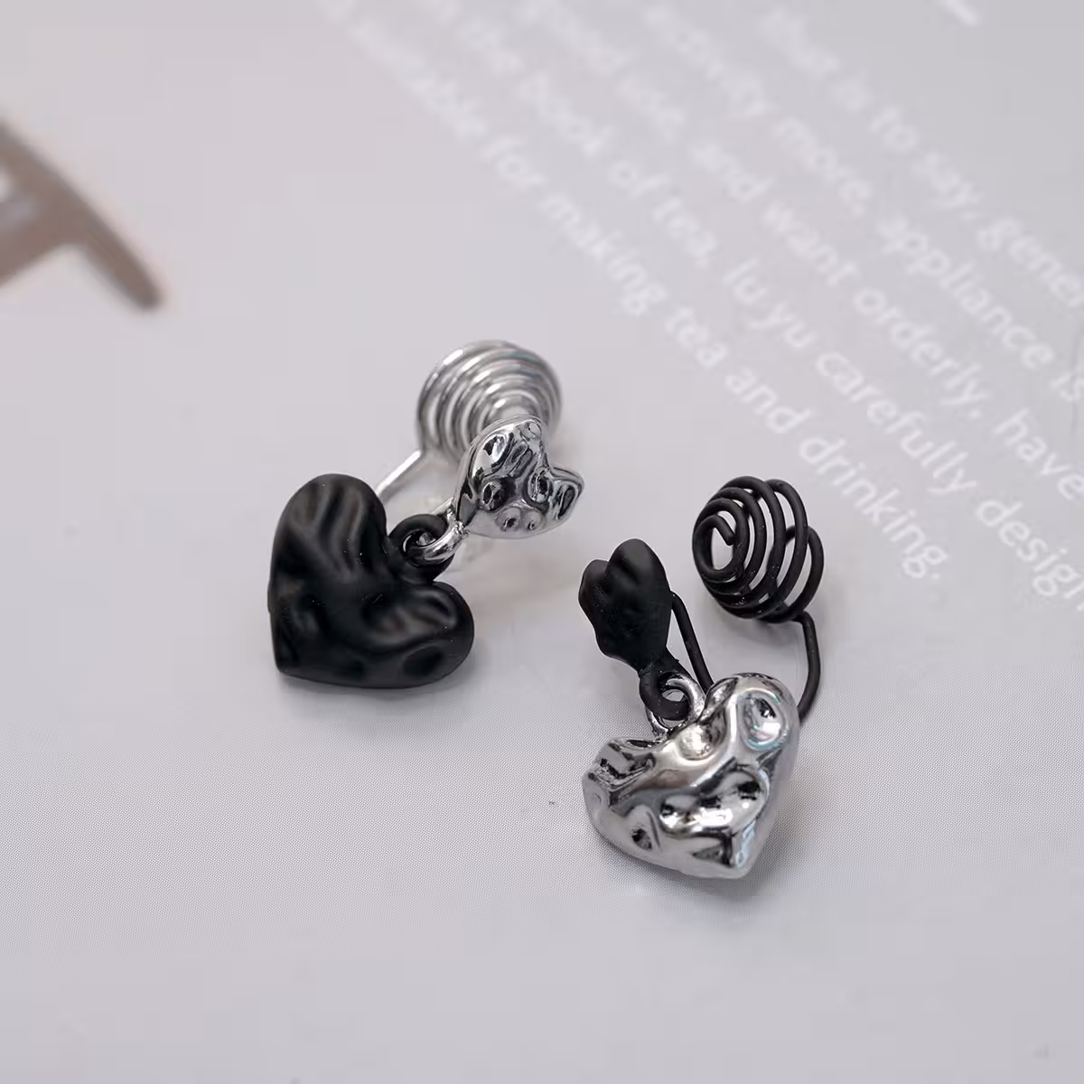 銀黑撞色愛心&times;不對稱蚊香盤U型耳夾-第4張