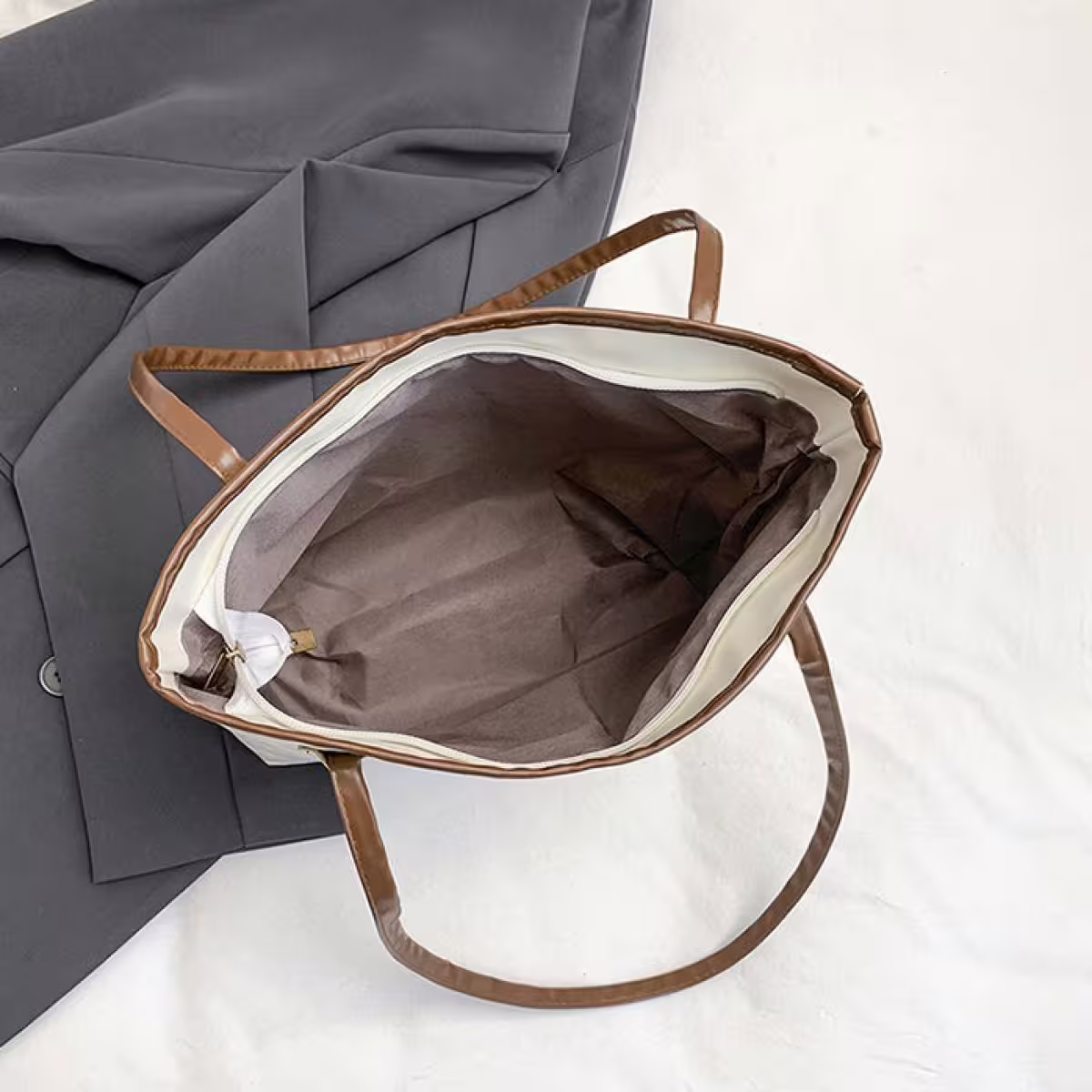 童趣壓紋包邊皮革&times;肩背包&times;棕咖-第3張